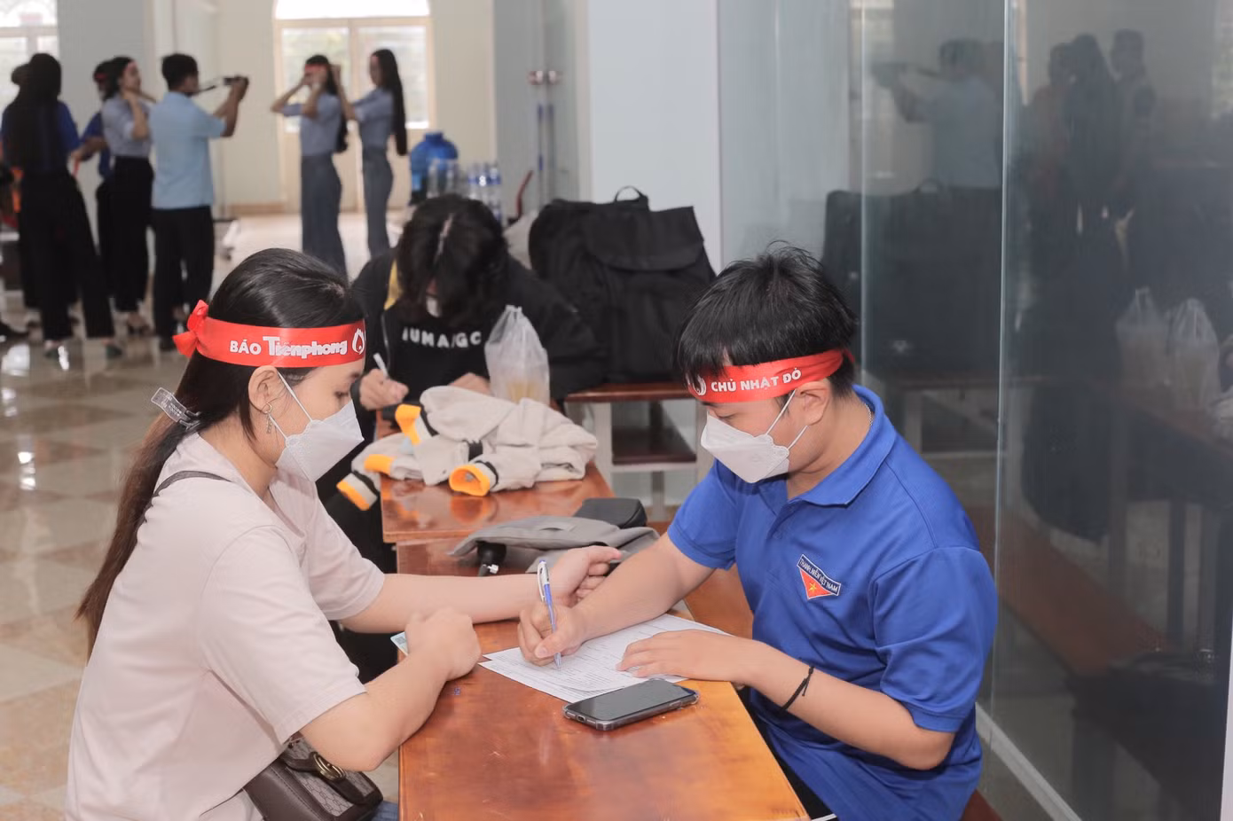 Nam sinh tham gia hỗ trợ chương trình hiến máu tình nguyện tại trường.