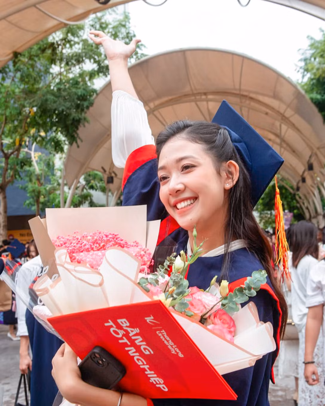 Niềm vui của Hoa Đan trong ngày tốt nghiệp.