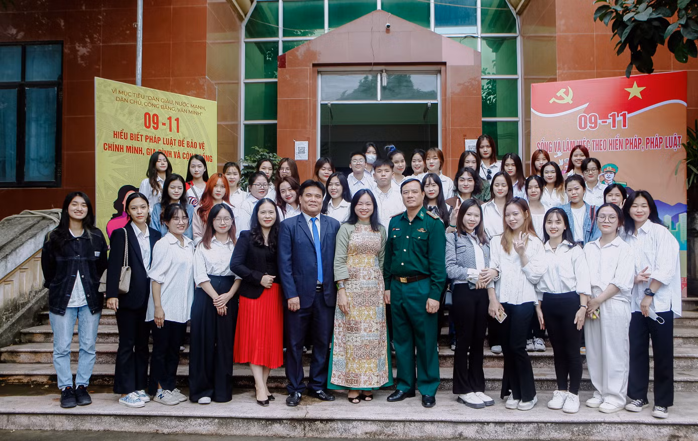Cô Phương cùng đoàn sinh viên tới thăm và làm việc với Sở Tư Pháp, Thành phố Lạng Sơn. Cô Phương cùng đoàn sinh viên tới thăm và làm việc với Sở Tư Pháp, Thành phố Lạng Sơn.