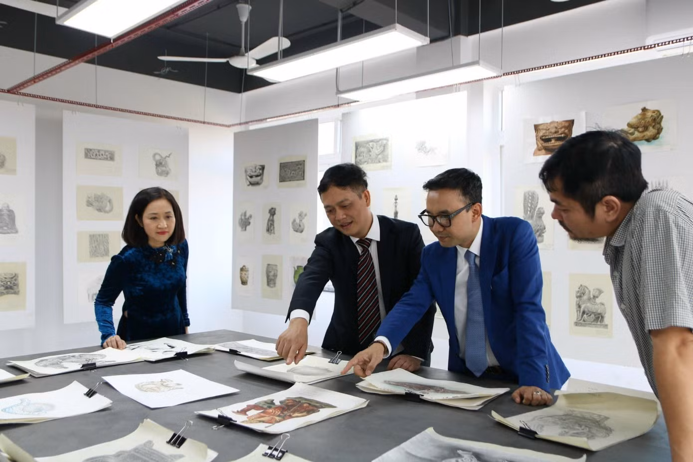Đại diện Ban giám hiệu nhà trường đánh giá bài tập của sinh viên ngành Thiết kế sáng tạo.