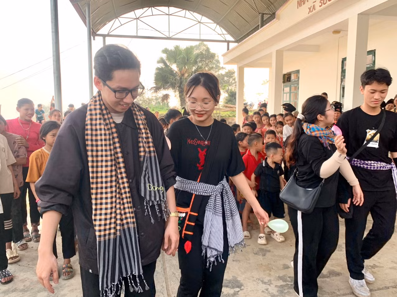 Hải Anh tham gia tổ chức hoạt động vui chơi cho các em nhỏ.
