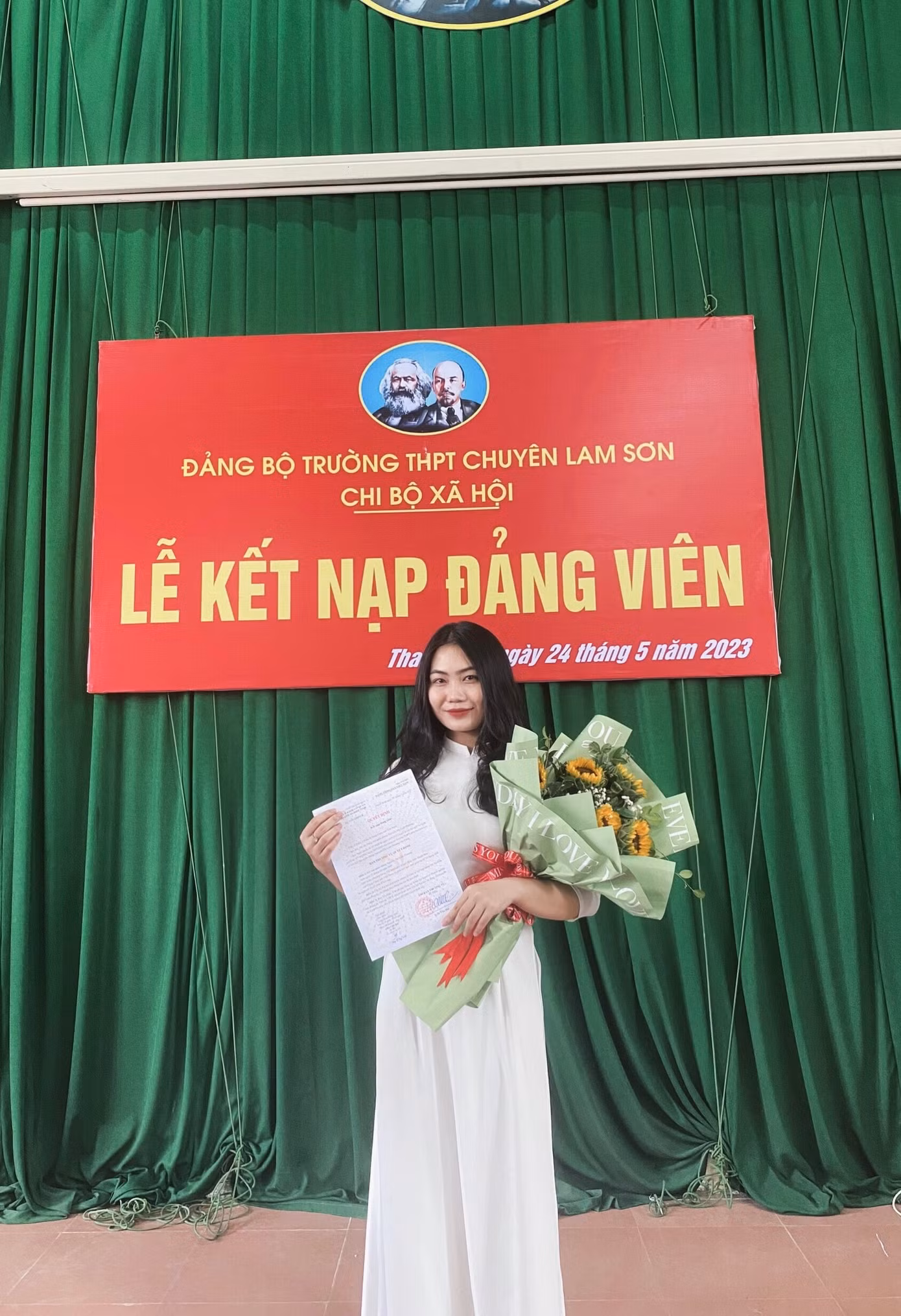 Linh Phượng vinh dự khi được kết nạp Đảng ở tuổi 18.
