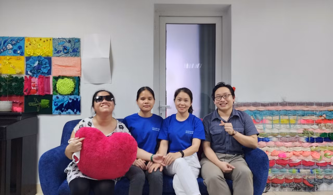 Trong thời gian theo học tại Trường PTCS Nguyễn Đình Chiểu, Thành có cơ hội được tiếp xúc với nhiều tình nguyện viên nước ngoài đến giảng dạy tiếng Anh ở đây.