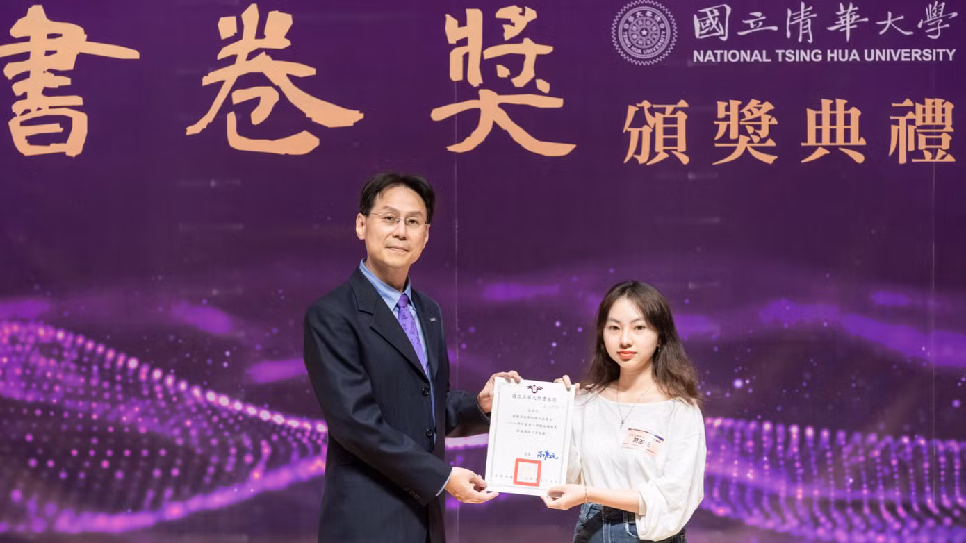 Hoa nhận giấy khen Sinh viên xuất sắc của trường hồi cuối năm 2023.