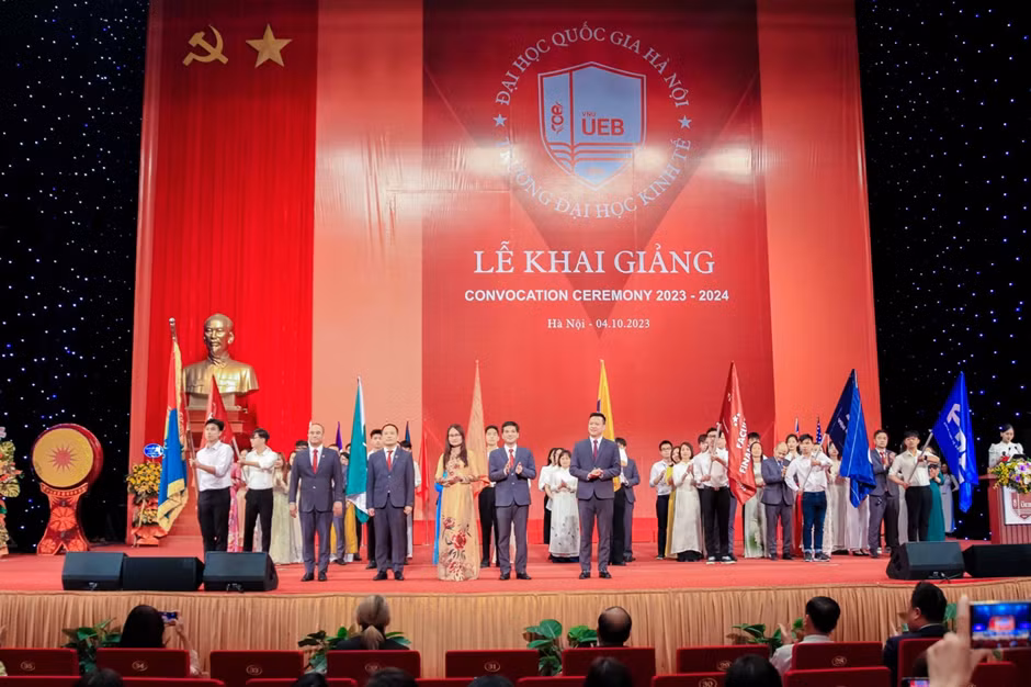 Lễ khai giảng năm học 2023-2024 của sinh viên Trường Đại học Kinh tế - ĐHQGHN. Lễ khai giảng năm học 2023-2024 của sinh viên Trường Đại học Kinh tế - ĐHQGHN.