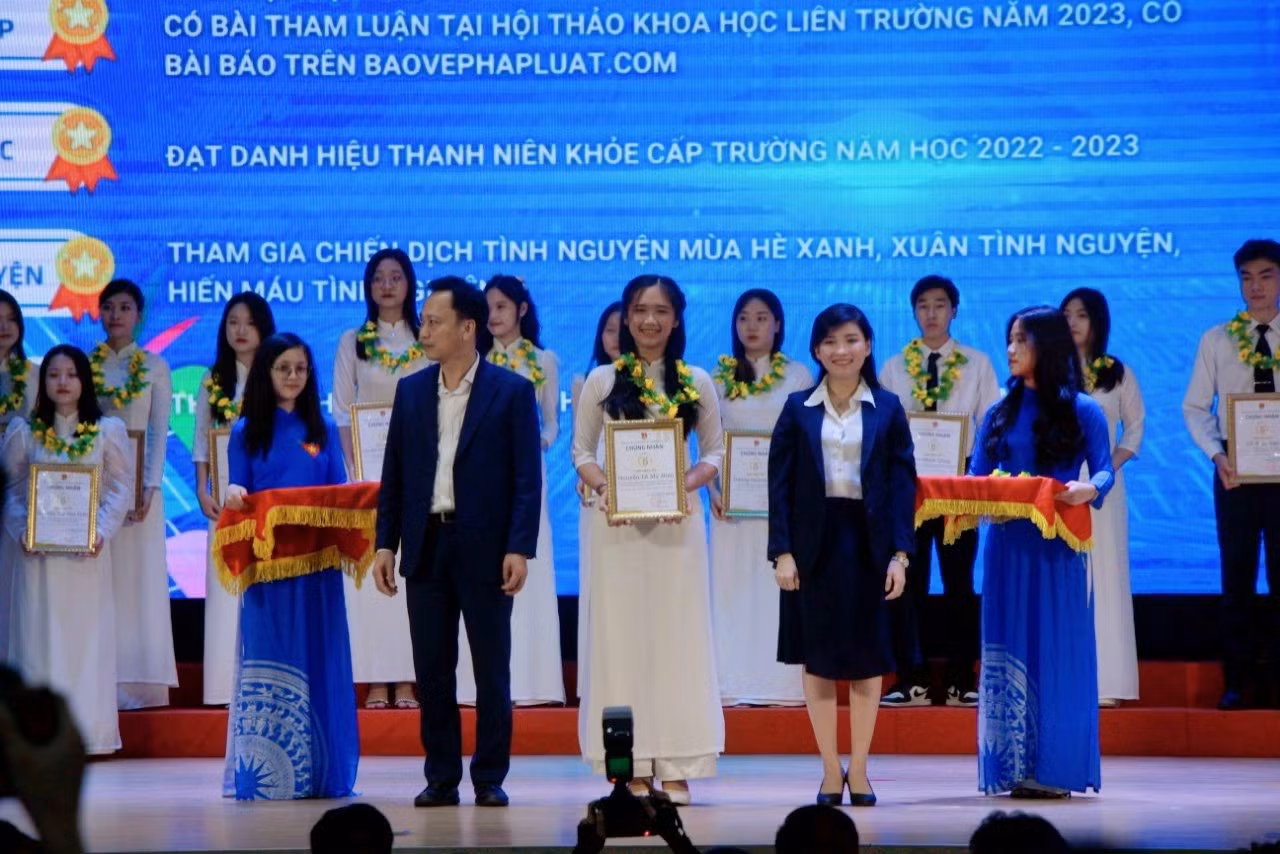 Nữ sinh đã gặt hái nhiều thành tích tốt trong các phong trào hoạt động Đoàn. Nữ sinh đã gặt hái nhiều thành tích tốt trong các phong trào hoạt động Đoàn.