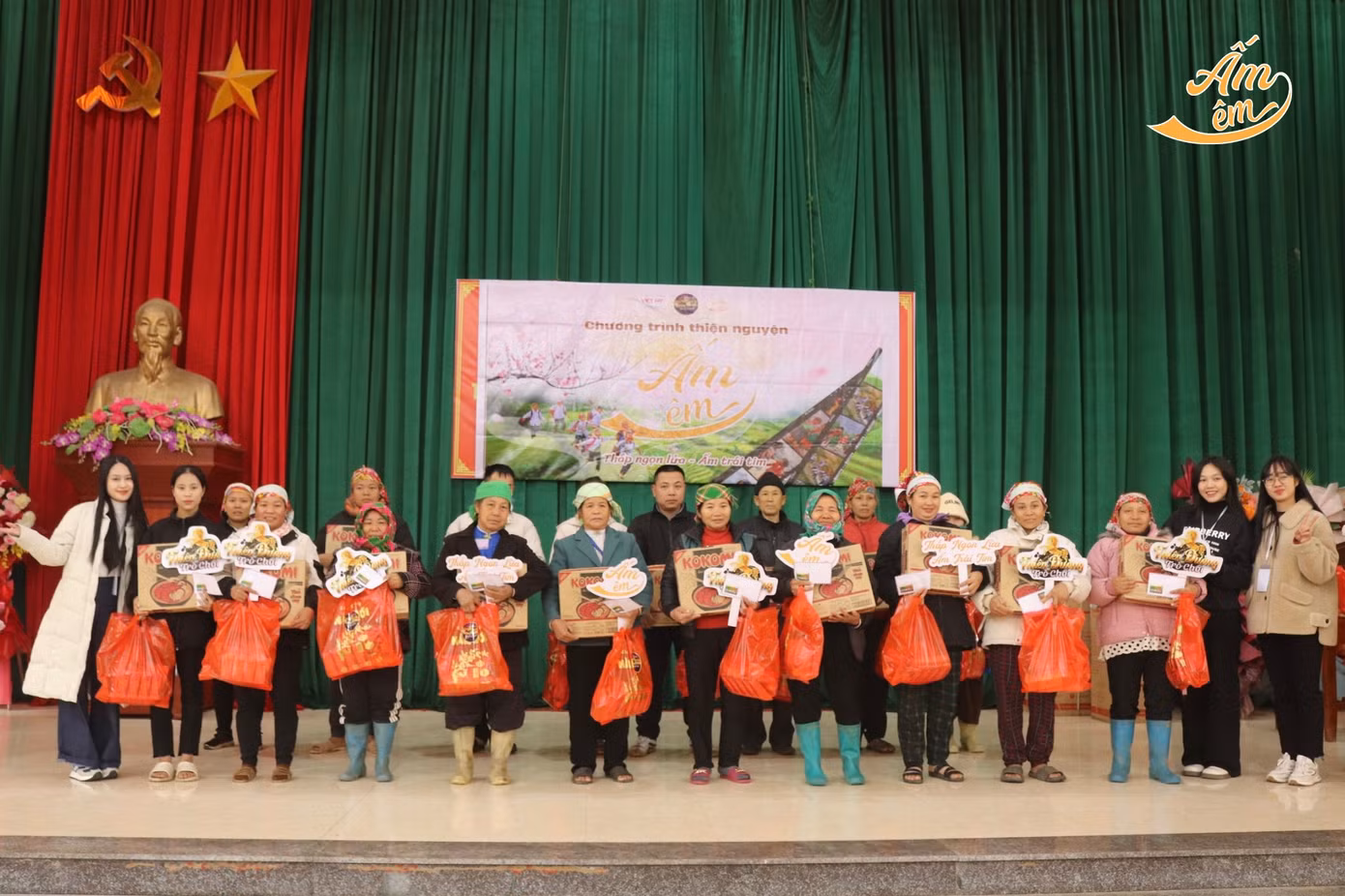 Đoàn thiện nguyện tổ chức trao quà (Ảnh: BTC).