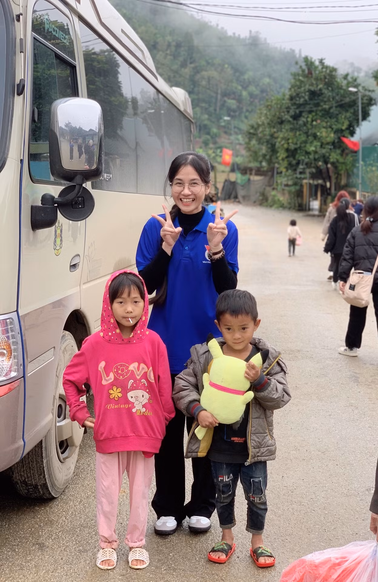 Thúy Hồng tham gia chuyến tình nguyện “Hơi ấm mùa đông” 2023 tại tỉnh Hà Giang cùng Đoàn Thanh niên AJC.