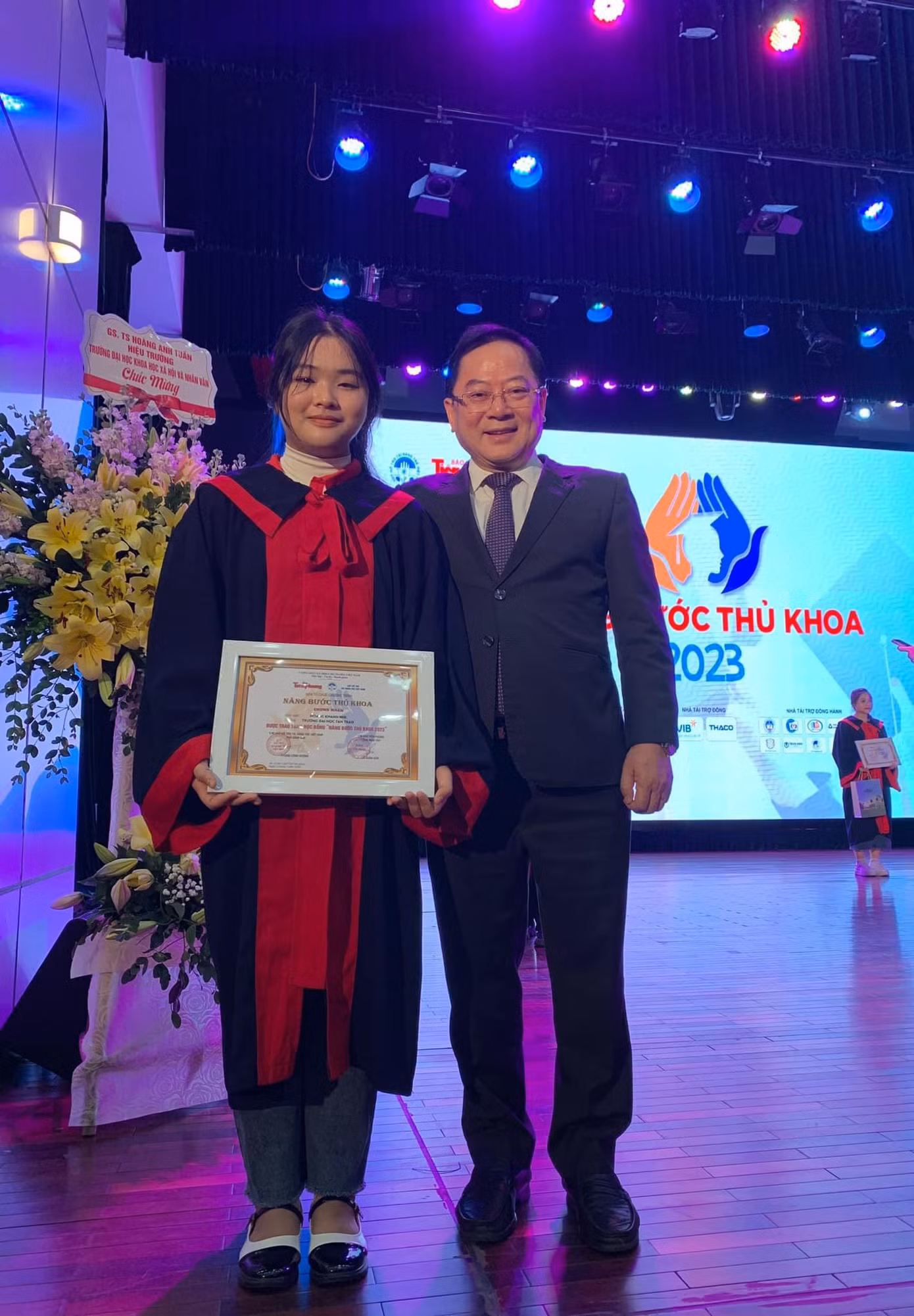 Khánh Nhi vinh dự nhận học bổng "Nâng bước thủ khoa" năm 2023, được chụp ảnh lưu niệm cùng nhà báo Lê Xuân Sơn - Tổng Biên tập báo Tiền Phong. Khánh Nhi vinh dự nhận học bổng "Nâng bước thủ khoa" năm 2023, được chụp ảnh lưu niệm cùng nhà báo Lê Xuân Sơn - Tổng Biên tập báo Tiền Phong.