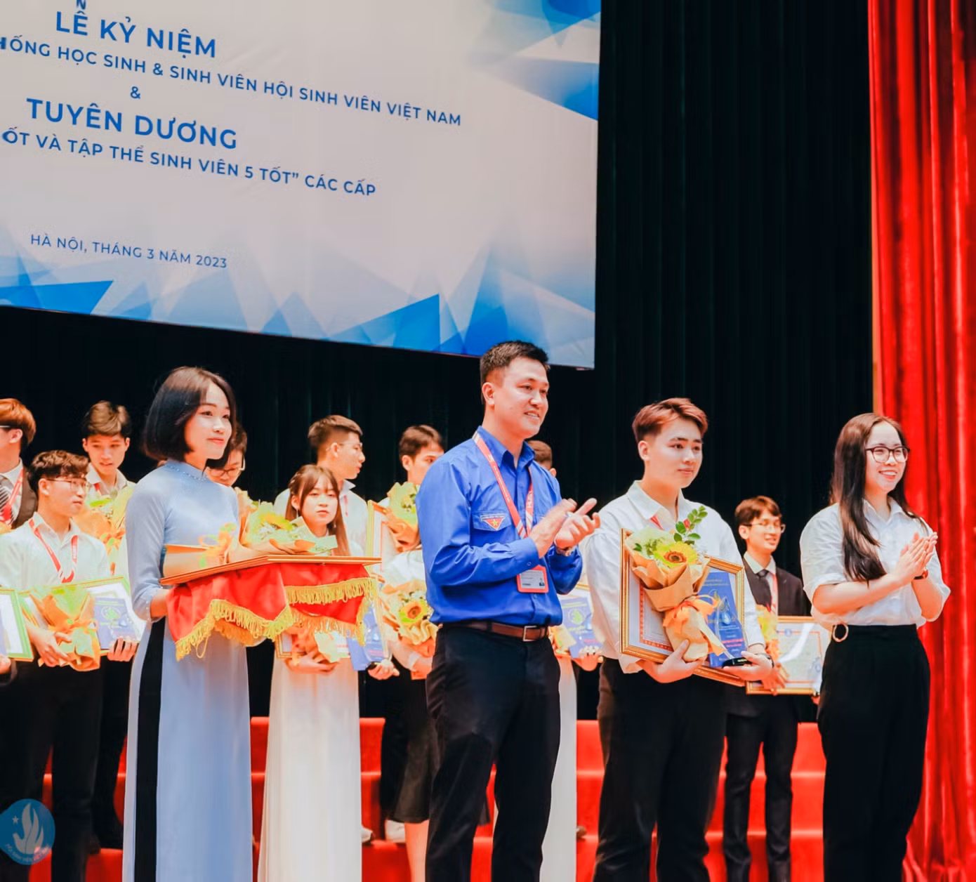 Phạm Minh Hiếu được vinh danh giải Nhì “Giải thưởng Sinh viên Nghiên cứu khoa học cấp Đại học, phân ban Kinh tế và Quản lý”.