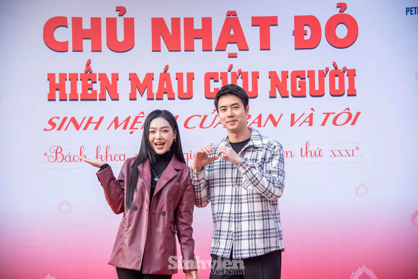 Nam diễn viên cùng diễn viên Cù Thị Trà và ca sĩ An Thu An đồng hành với chương trình Chủ Nhật Đỏ lần thứ 17.
