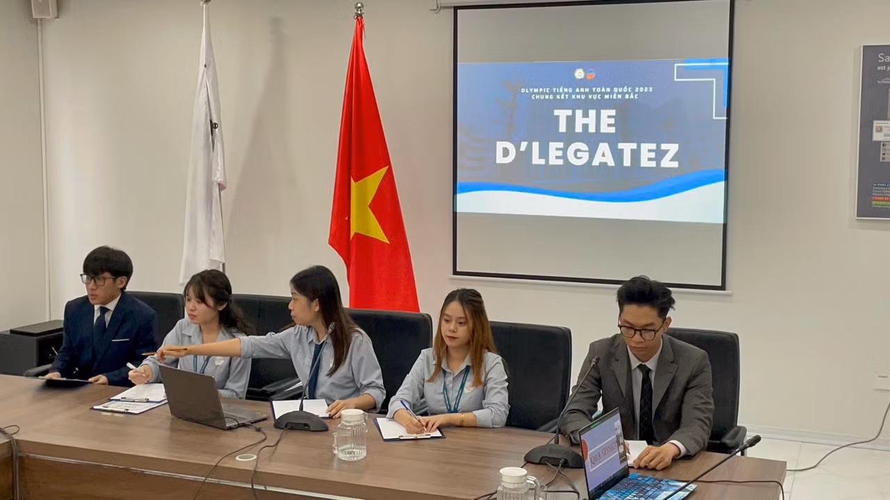Ngọc Bích cùng các thành viên đại diện Học viện Ngoại giao tham dự Olympic Tiếng Anh toàn quốc 2023.