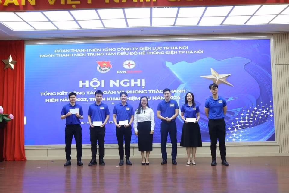 Quỳnh năng nổ tham gia các hoạt động ở đơn vị mới. Quỳnh năng nổ tham gia các hoạt động ở đơn vị mới.