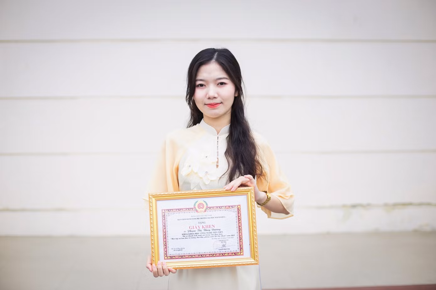 Thùy Dương nhận giấy khen của Đảng ủy trường Đại học Bách khoa - Đại học Đà Nẵng vì đã có thành tích xuất sắc trong học tập và làm theo phong cách tư tưởng Hồ Chí Minh.