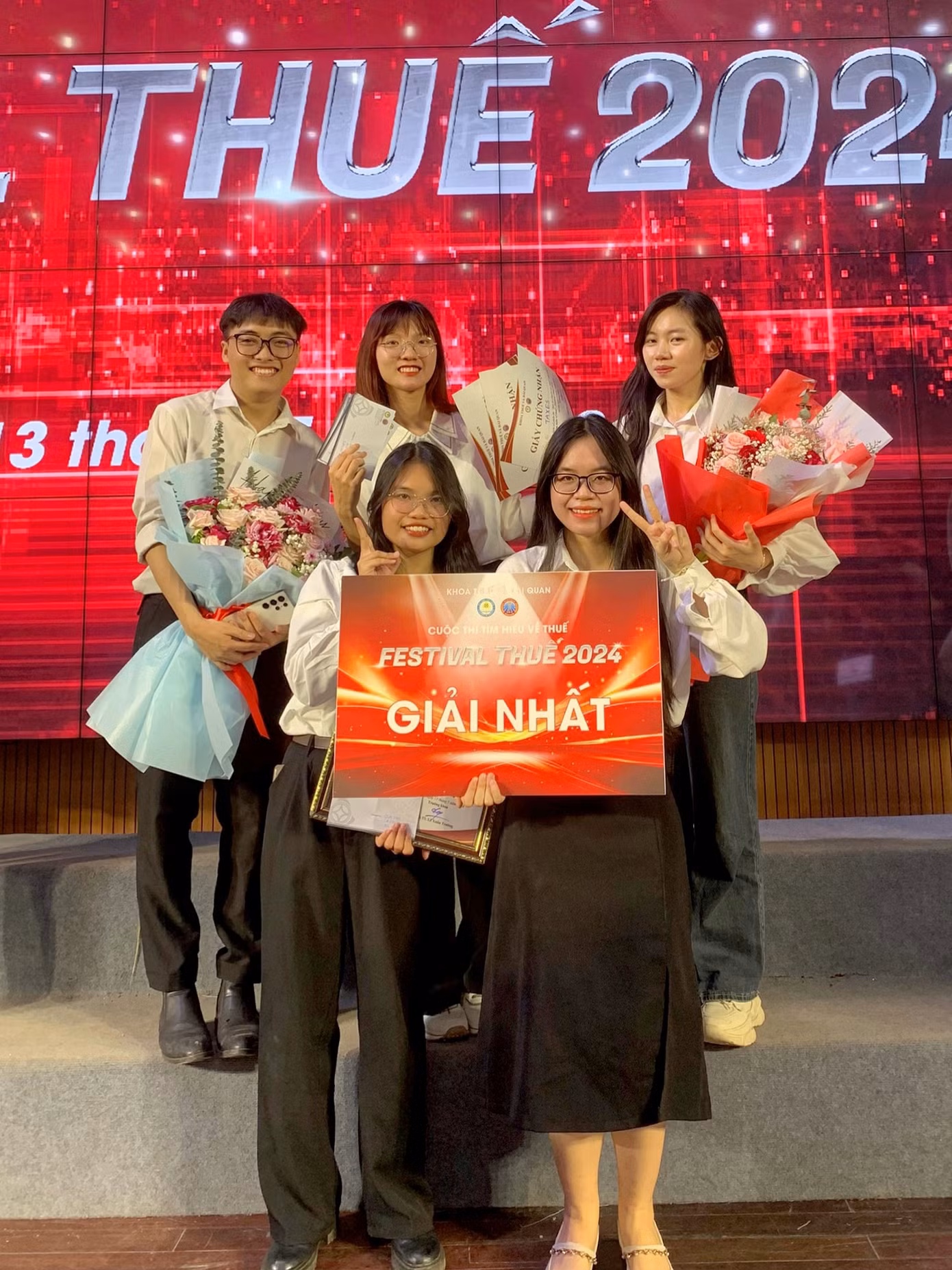 Tuấn Dũng cùng với thành viên team Taxes - Quán quân cuộc thi “Tìm hiểu về Thuế - Festival Thuế 2024”.