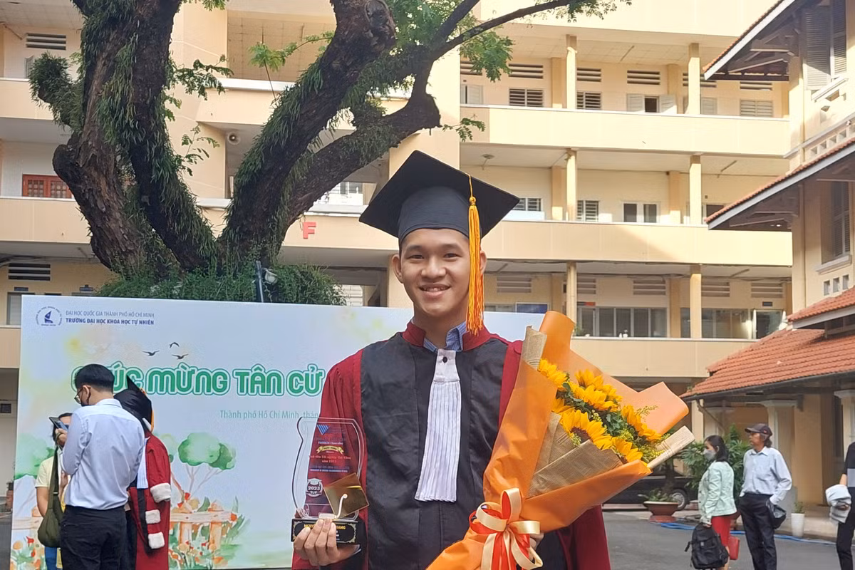 Khang trong ngày tốt nghiệp HCMUS cùng kỷ niệm chương thủ khoa. Khang trong ngày tốt nghiệp HCMUS cùng kỷ niệm chương thủ khoa.