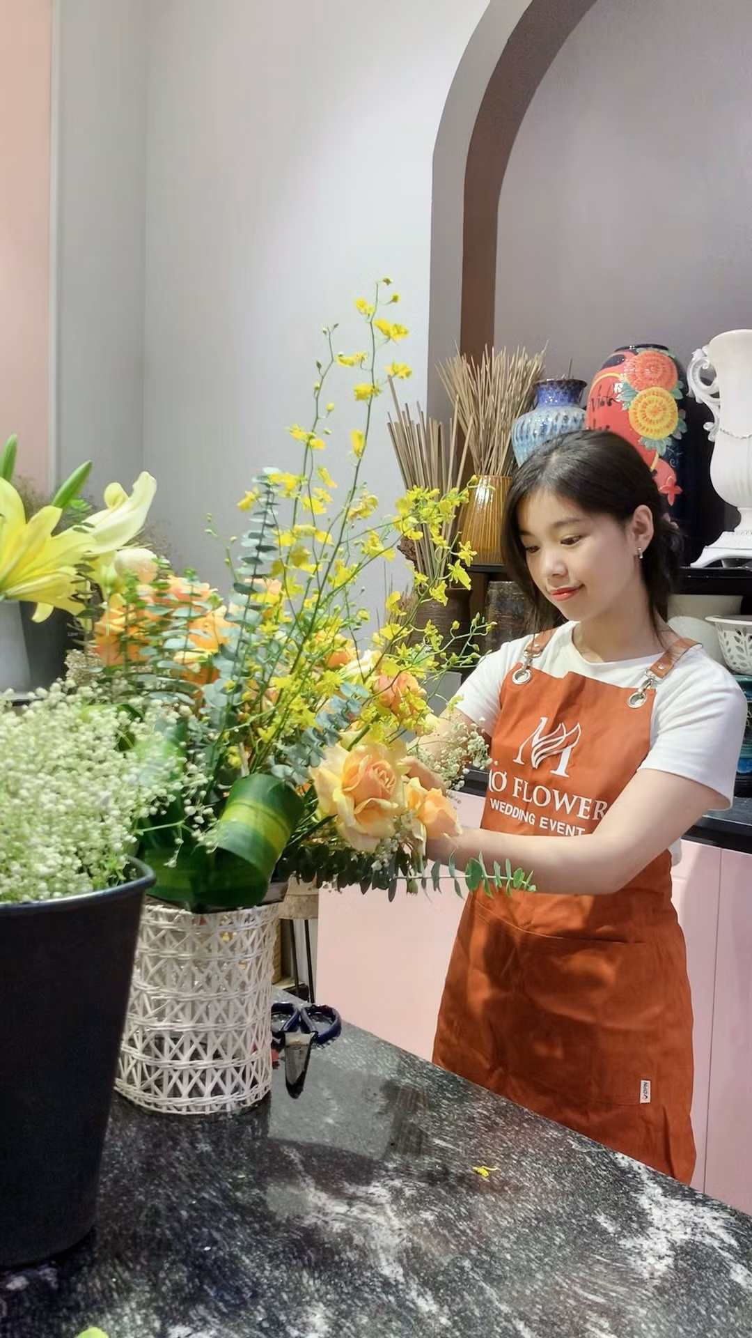 Hà Vi rất yêu thích công việc tại tiệm hoa.