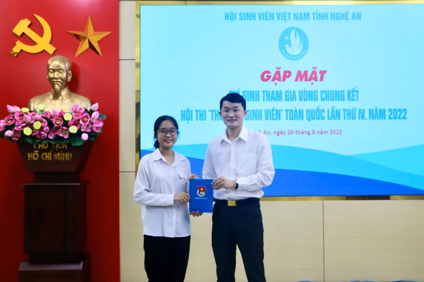 Sương Mai vinh dự được Phó Bí thư Tỉnh đoàn trao thưởng cho thí sinh đạt giải Nhất trong Hội thi Thủ lĩnh sinh viên cấp tỉnh được tổ chức thi bằng hình thức thuyết trình bằng song ngữ. Ảnh: NVCC