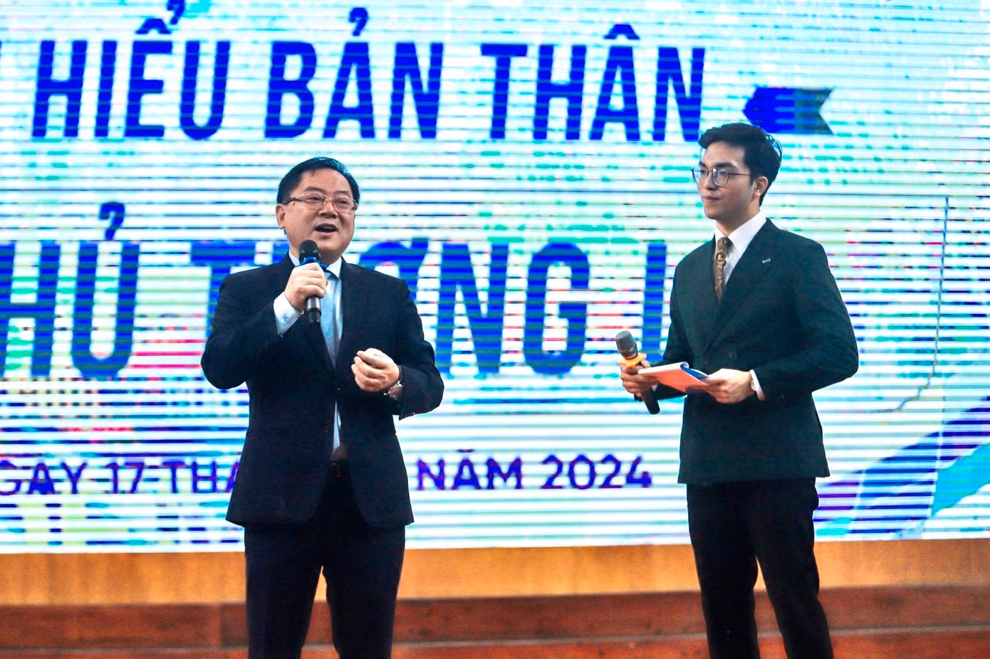 MC Xuân Hiếu (bên phải) dẫn sự kiện mang tên “Thấu hiểu bản thân, làm chủ tương lai” diễn ra tại Trường Đại học Thương Mại. MC Xuân Hiếu (bên phải) dẫn sự kiện mang tên “Thấu hiểu bản thân, làm chủ tương lai” diễn ra tại Trường Đại học Thương Mại.