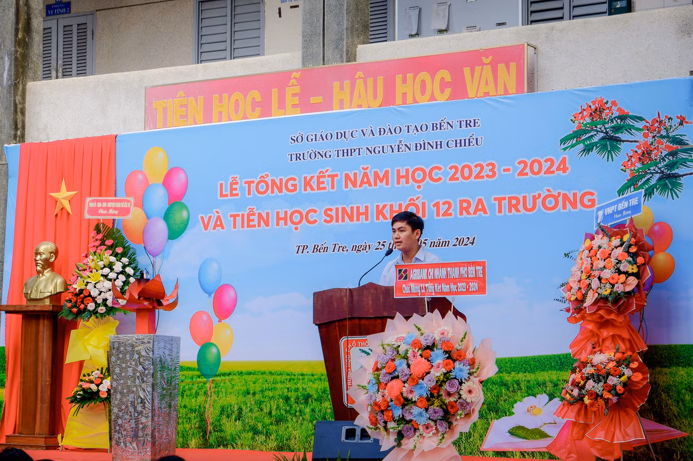 Sỹ phát biểu trong lễ trưởng thành niên khóa 2021-2024 của trường. Sỹ phát biểu trong lễ trưởng thành niên khóa 2021-2024 của trường.
