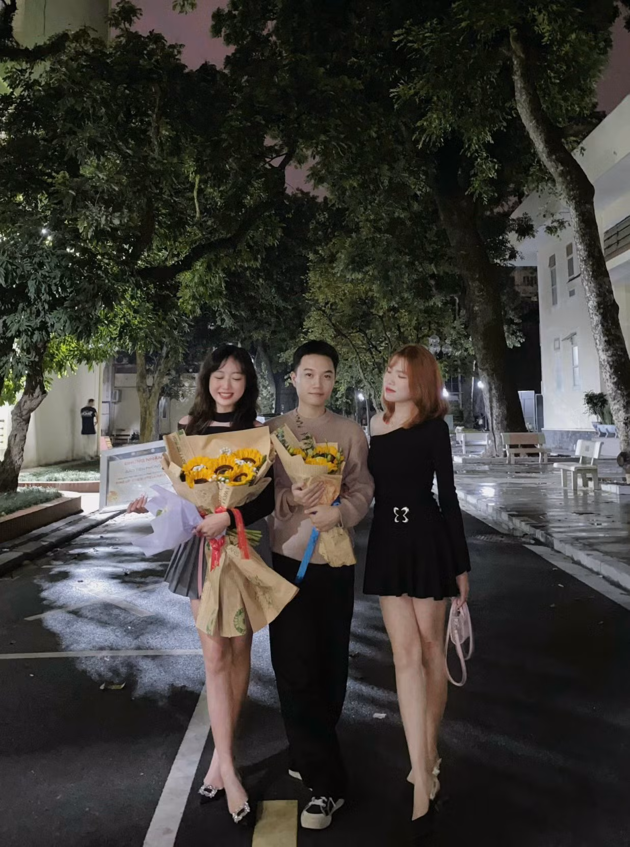 Mạnh Tiến cùng những người bạn thân tại đại học.