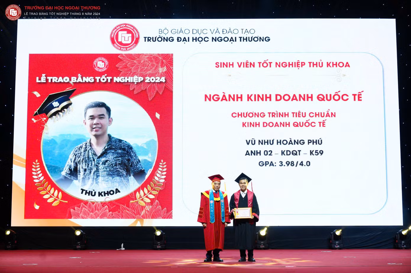 Hoàng Phú đã xuất sắc tốt nghiệp thủ khoa chuyên ngành Kinh doanh quốc tế. Hoàng Phú đã xuất sắc tốt nghiệp thủ khoa chuyên ngành Kinh doanh quốc tế.