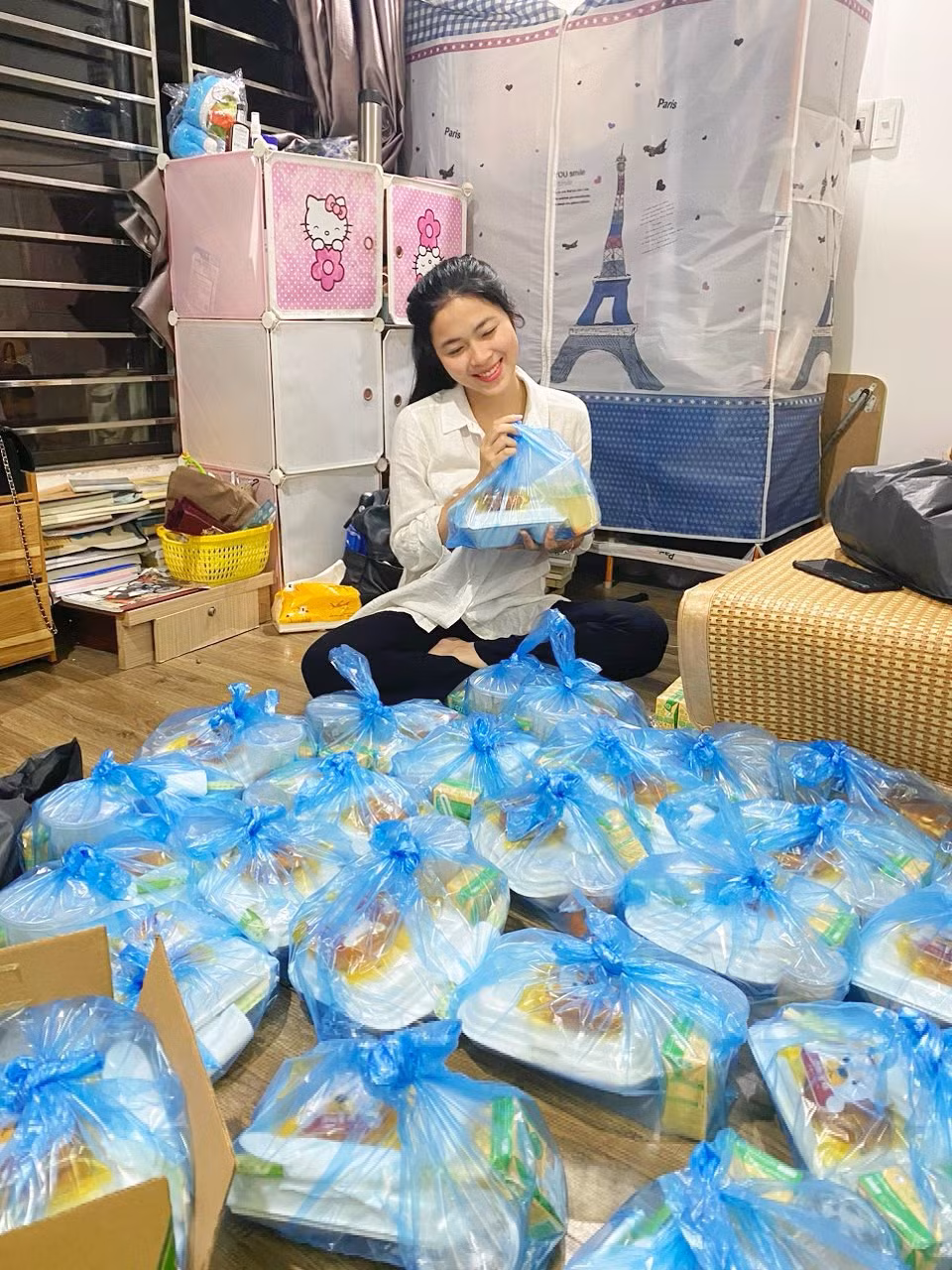 Hà Phương tham gia nấu và phát cơm cho người vô gia cư tại Hà Nội.