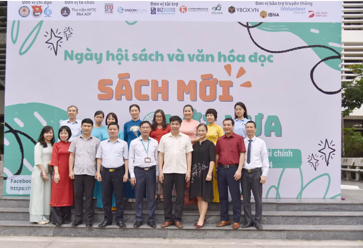 Các thầy trong BGĐ học viện cùng các thầy giáo, cô giáo đại diện thư viện Học viện Tài chính chụp ảnh lưu niệm.