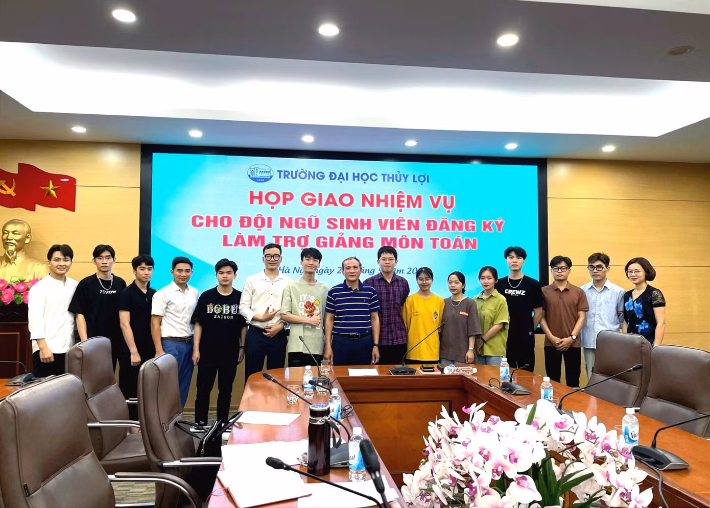 Việt Hoàng đăng ký làm trợ giảng môn toán cao cấp.