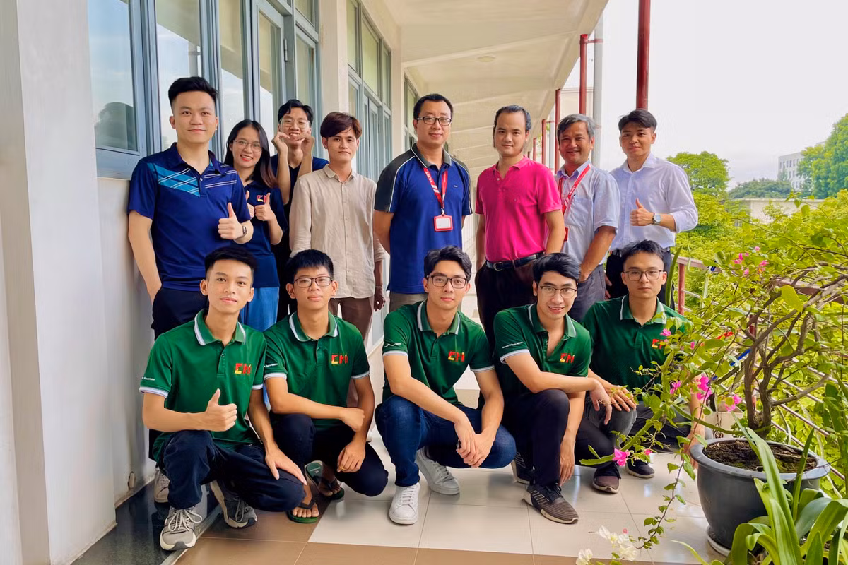 Nam (giữa, hàng dưới) trong ngày bảo vệ đồ án tốt nghiệp tại CTILab4EV. Nam (giữa, hàng dưới) trong ngày bảo vệ đồ án tốt nghiệp tại CTILab4EV.