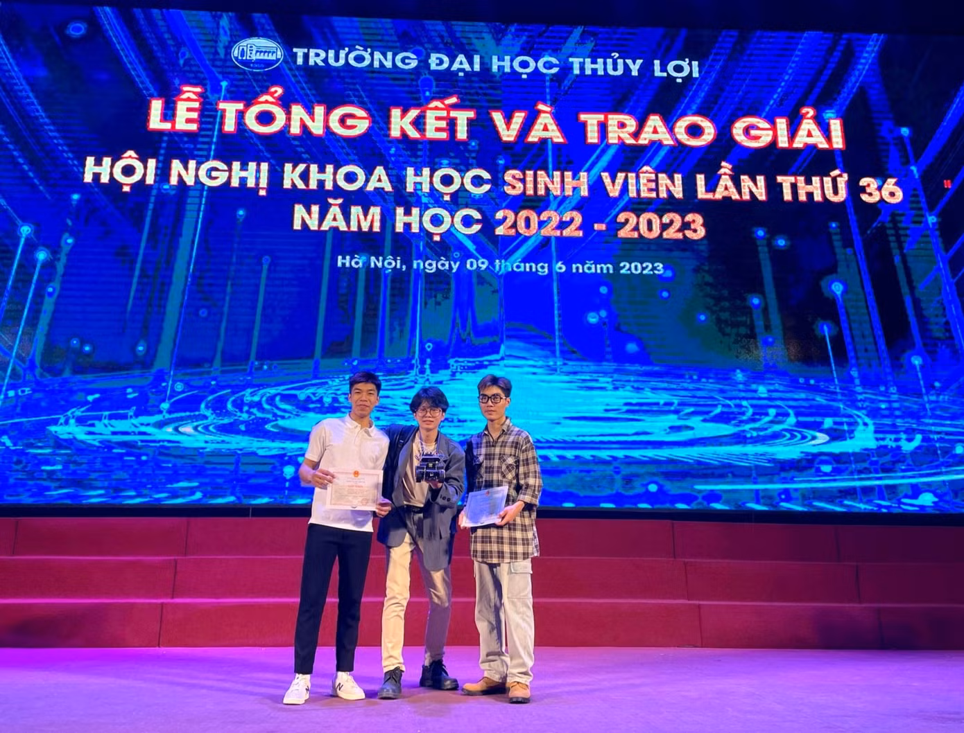Việt Hoàng đại giải nhất nghiên cứu khoa học sinh viên cấp khoa năm học 2022-2023.
