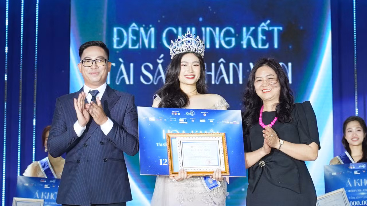 Khoảnh khắc đăng quang Miss USSH Gralent của Bảo Ngân.
