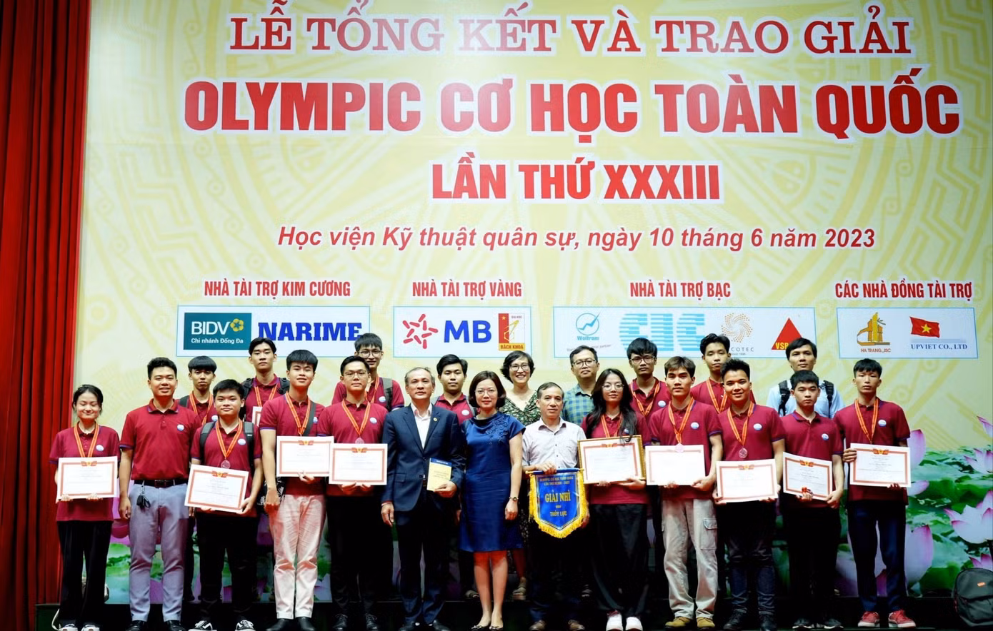 Việt Hoàng nhận giải ba thi Olympic sức bền vật liệu toàn quốc năm 2023.