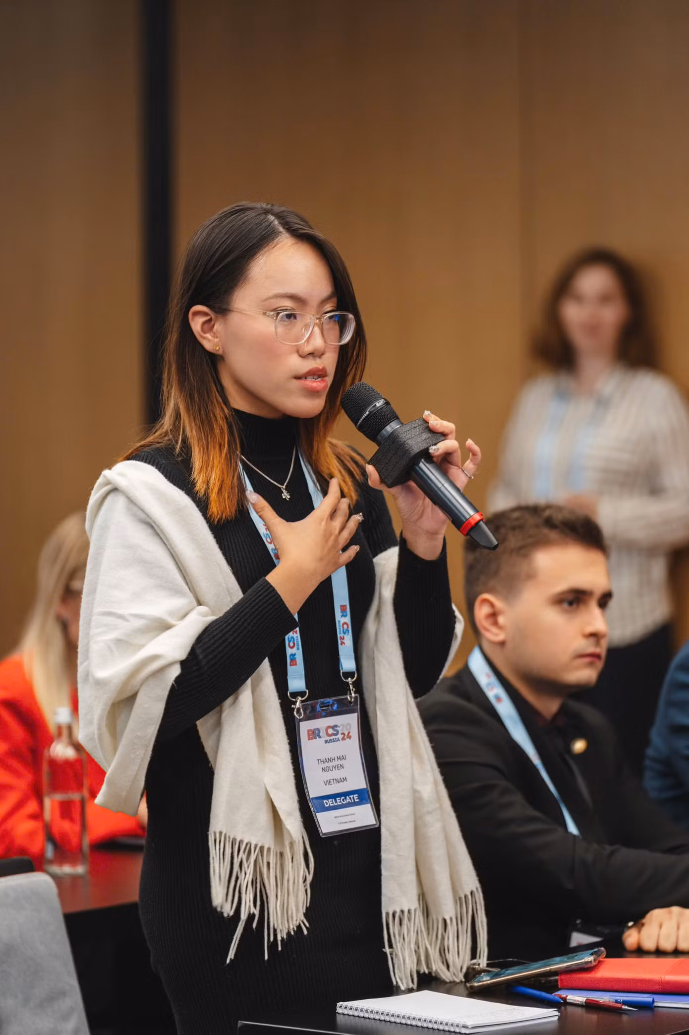 Nữ sinh phát biểu ý kiến tại hội nghị BRICS IS. Nữ sinh phát biểu ý kiến tại hội nghị BRICS IS.