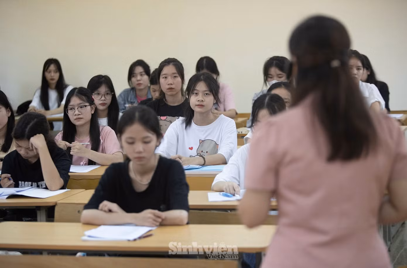 Thông tin từ Trường Đại học Khoa học - Đại học Thái Nguyên, buổi học đầu tiên sáng 12/9, 100% sinh viên khóa 20 của Nhà trường đã có mặt đông đủ tại Trung tâm Giáo dục Quốc phòng và An ninh – Đại học Thái Nguyên. Tại các lớp học phần, tỷ lệ sinh viên có mặt đạt 85-90%, nhiều lớp học phần là sinh viên năm cuối đã có mặt 100%.