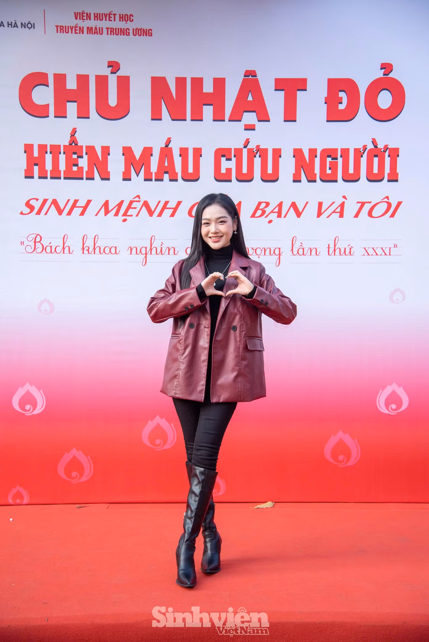 Gương mặt quen thuộc trong các bộ phim giờ vàng của VTV - diễn viên Cù Thị Trà đồng hành “Chủ Nhật Đỏ” lần thứ 17 - năm 2025. Nữ diễn viên sinh năm 1999 là cựu sinh viên ngành Kế toán tại Đại học Kinh tế Quốc dân.