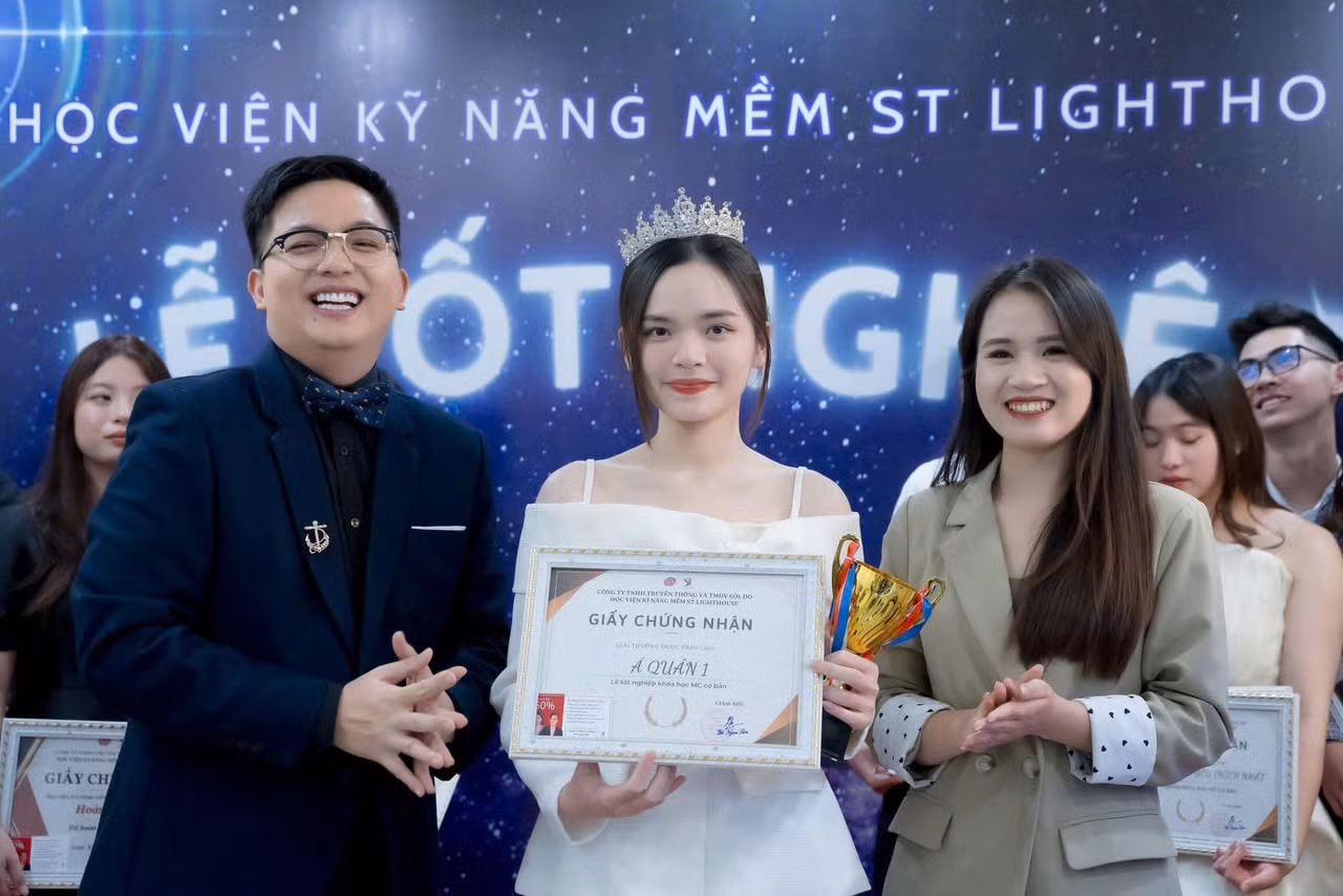 Thùy Trang tham gia khóa học MC tại ST LightHouse.