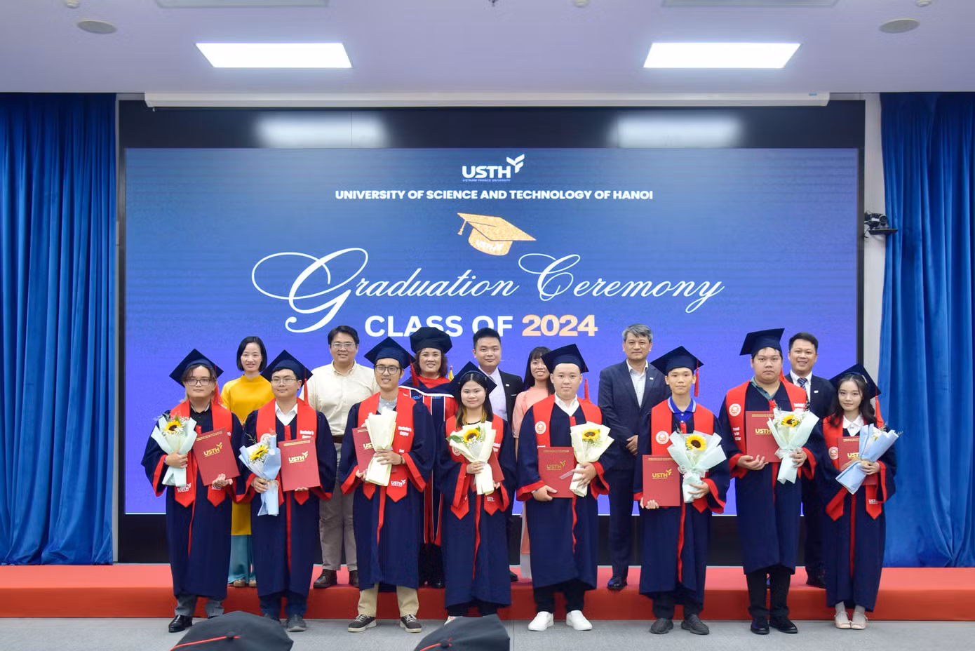 Ảnh Phương Mai tốt nghiệp (đứng thứ 4 từ trái sang, hàng đầu tiên).