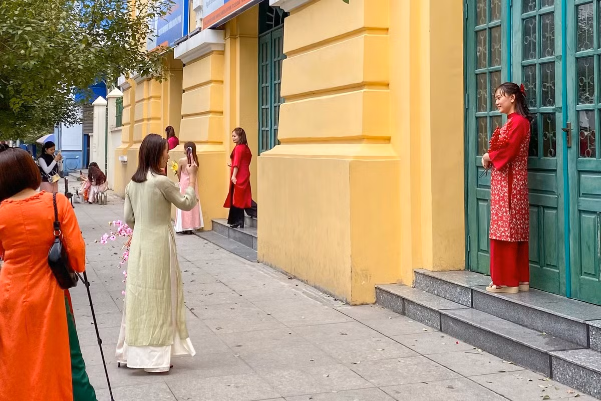 Trước cửa Bưu điện Trung tâm Hải Phòng ngày giáp Tết. Trước cửa Bưu điện Trung tâm Hải Phòng ngày giáp Tết.