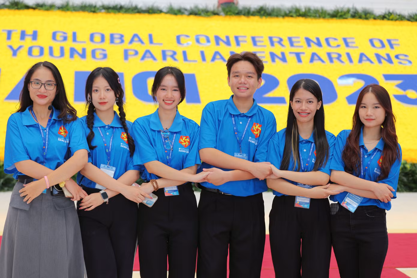 Vương Trần Huệ Minh (vị trí thứ 2 từ trái sang) đã tham gia nhiều sự kiện thực tế để trau dồi khả năng tiếng Anh của mình.