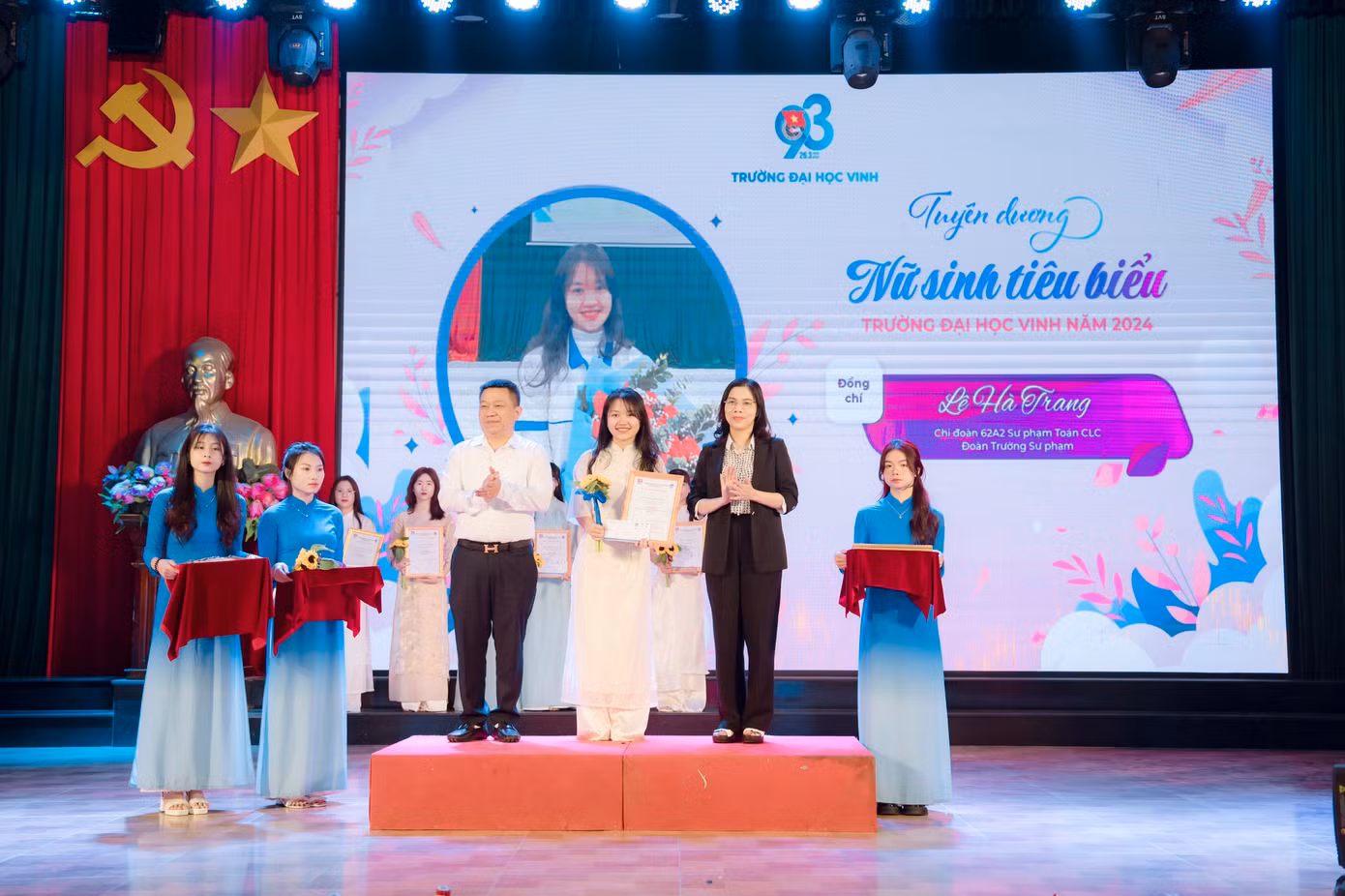 Trang đạt danh hiệu “Nữ sinh tiêu biểu trường Đại học Vinh năm 2024". Trang đạt danh hiệu “Nữ sinh tiêu biểu trường Đại học Vinh năm 2024".