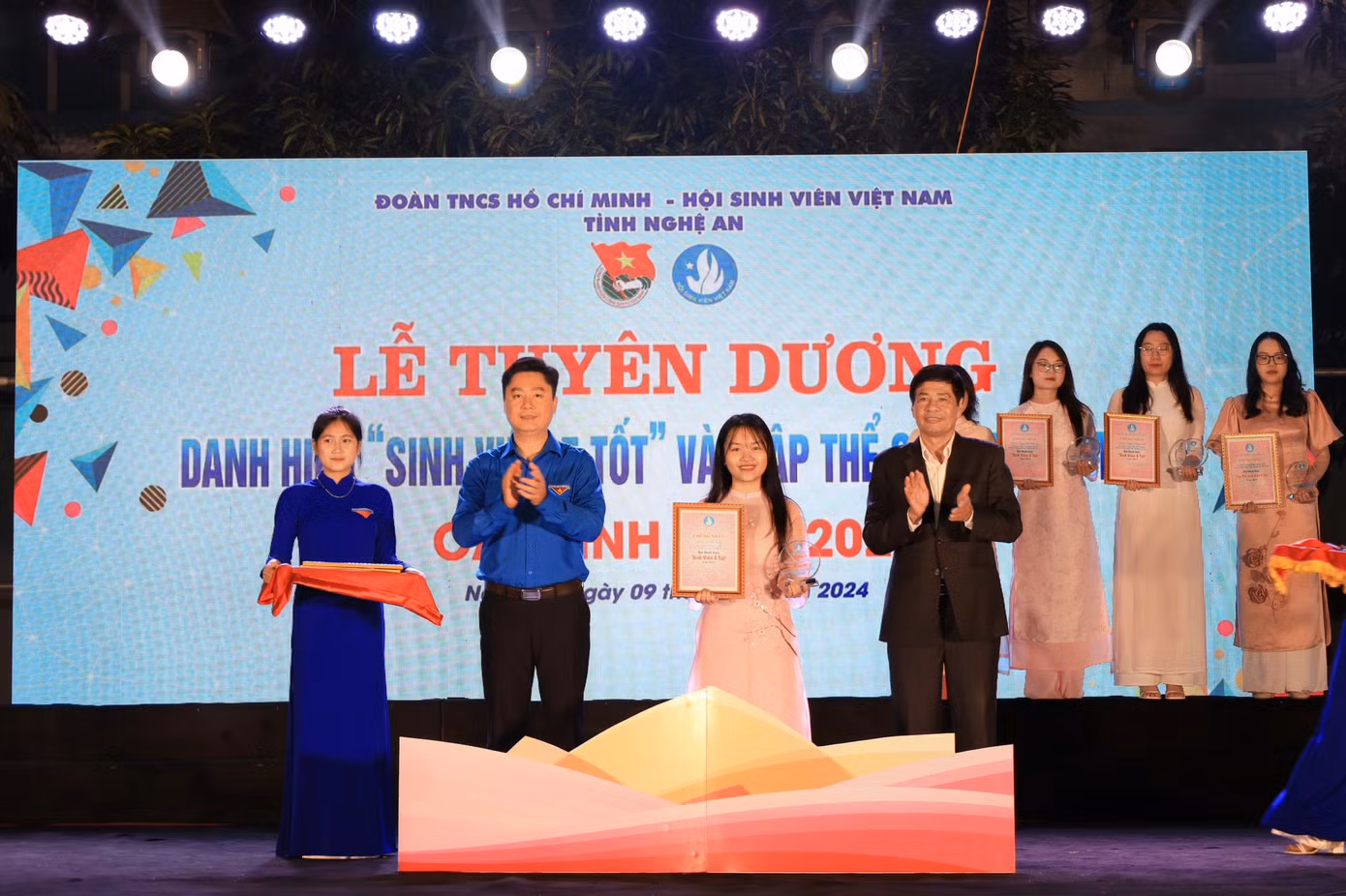 Trang đạt danh hiệu “Sinh viên 5 Tốt” cấp tỉnh năm 2023. Trang đạt danh hiệu “Sinh viên 5 Tốt” cấp tỉnh năm 2023.