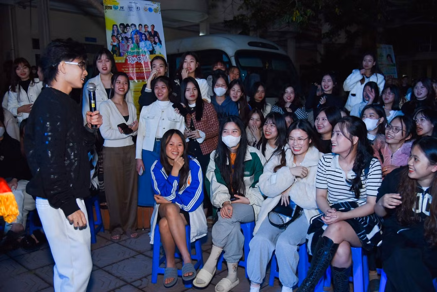 Ca sĩ Tích Kỳ - Rap Việt hát giao lưu với các bạn sinh viên trường. Ca sĩ Tích Kỳ - Rap Việt hát giao lưu với các bạn sinh viên trường.