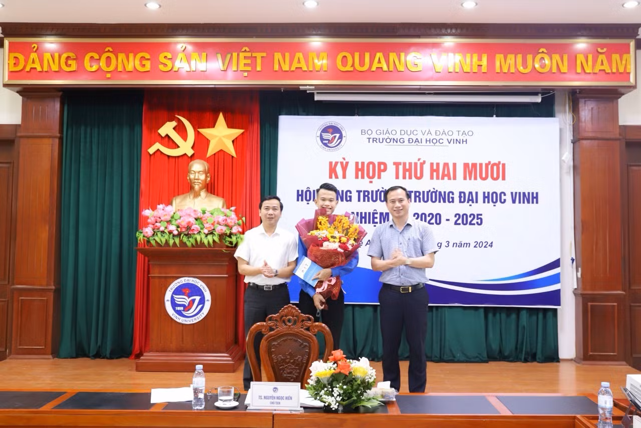 Lộc được TS. Nguyễn Ngọc Hiền - Bí thư Đảng uỷ, Chủ tịch Hội Đồng Trường; và GS. Nguyễn Huy Bằng Hiệu trưởng Trường Đại học Vinh trao Quyết định công nhận thành viên Hội Đồng trường.
