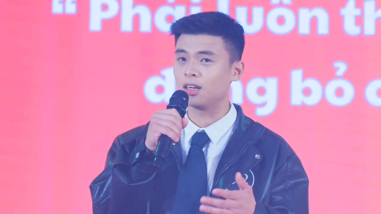 Huy thuyết trình trong phần thi Tài năng của USSH Gralent 2023.