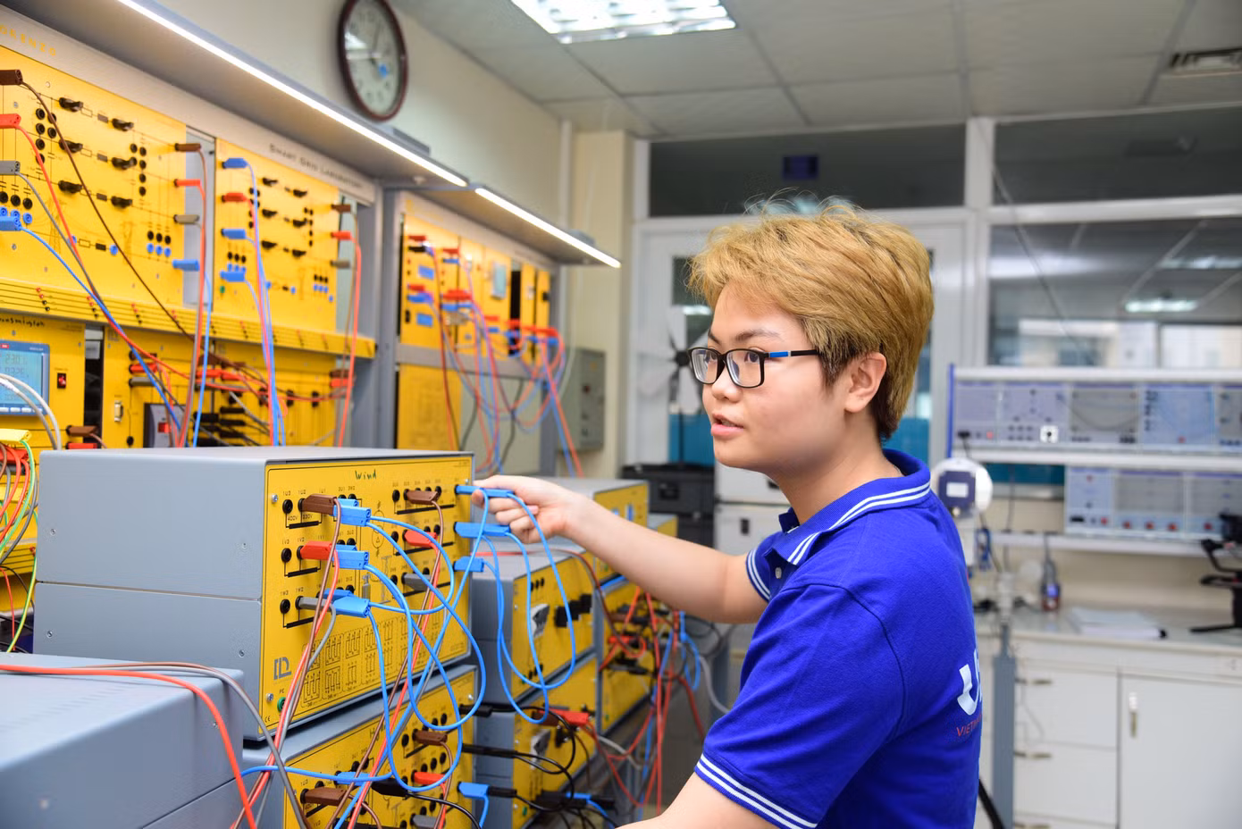 Giờ thực hành của sinh viên USTH. Giờ thực hành của sinh viên USTH.