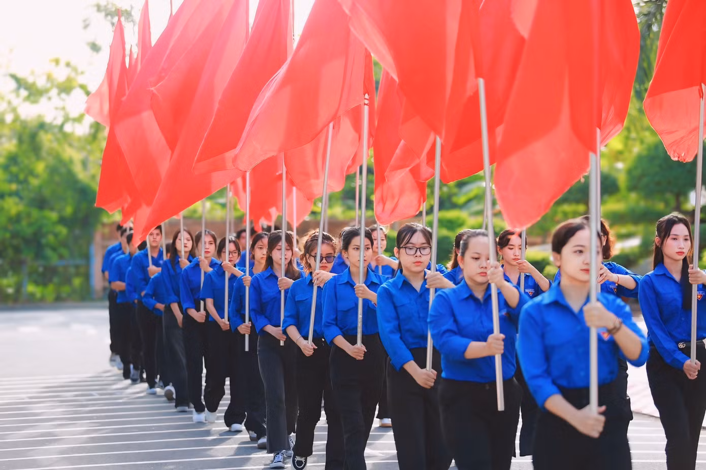 Đội hồng kỳ trường Đại học Nam Cần Thơ.