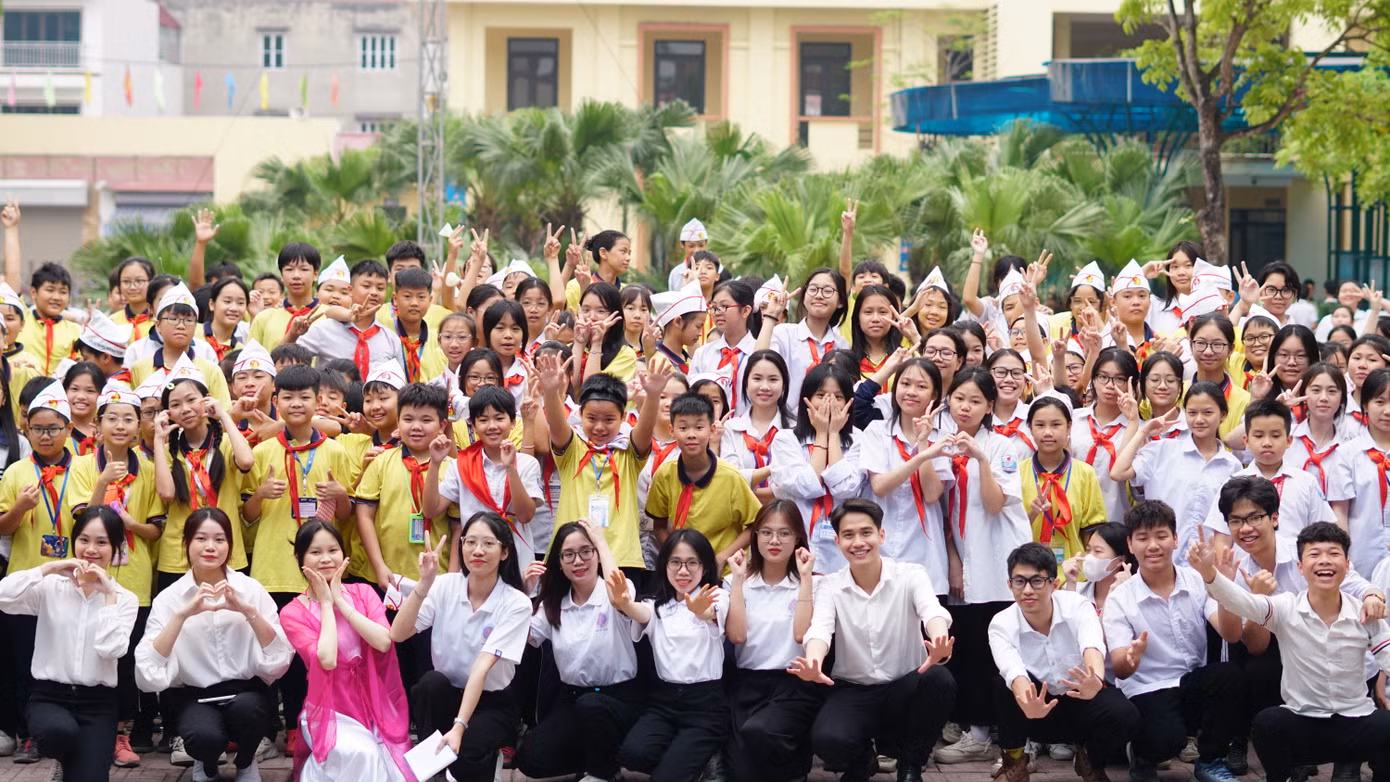 Học sinh Trường THCS Đan Phượng tham gia chương trình tuyên truyền pháp luật với chủ đề “Bảo vệ dữ liệu cá nhân trên không gian mạng” do Minh Hà và nhóm bạn tổ chức. Học sinh Trường THCS Đan Phượng tham gia chương trình tuyên truyền pháp luật với chủ đề “Bảo vệ dữ liệu cá nhân trên không gian mạng” do Minh Hà và nhóm bạn tổ chức.