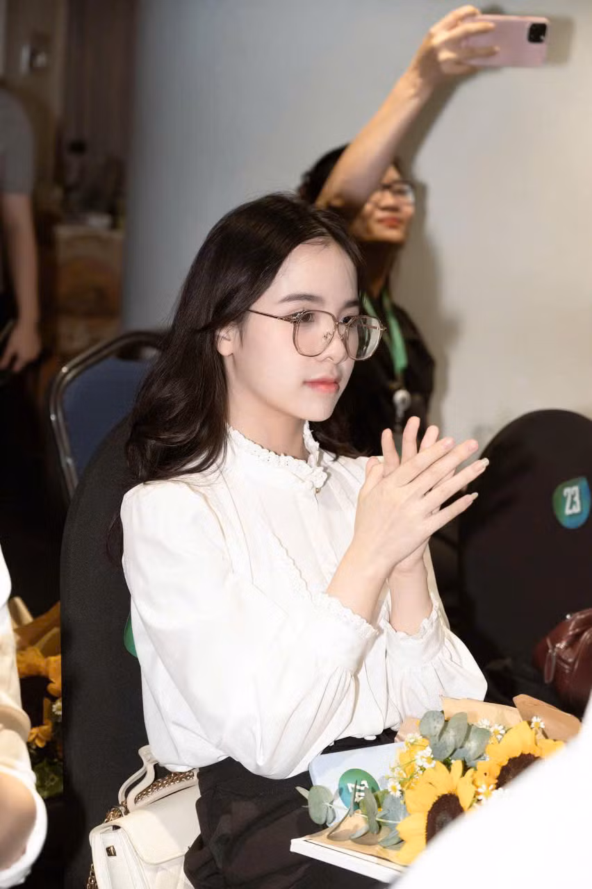 Lê Thùy Trang, sinh viên năm cuối Trường Đại học Ngoại thương. Lê Thùy Trang, sinh viên năm cuối Trường Đại học Ngoại thương.