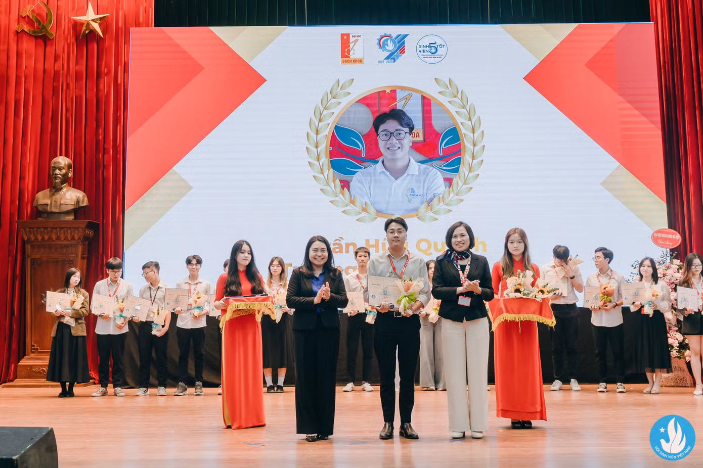 Quỳnh chinh phục danh hiệu Sinh viên 5 Tốt. Quỳnh chinh phục danh hiệu Sinh viên 5 Tốt.